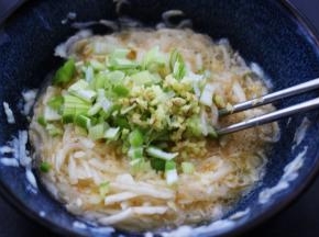再加入用刀切碎的葱姜末。