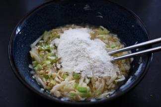 这个时候再加入适量的面粉。