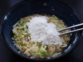 这个时候再加入适量的面粉。