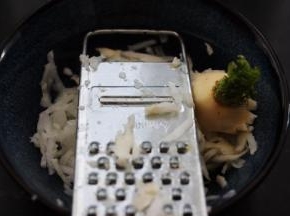 首先把白萝卜洗净后，用擦丝器把萝卜擦成细丝。