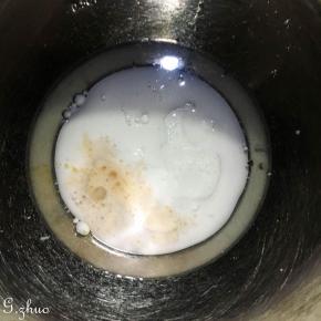 以上配方适用于学厨hellokitty6寸加高戚风模具一份用量，
牛奶，椰子油，加上香草朗姆酒混合手动搅拌泡泡状态（天冷了椰子油会结块，可以隔热水搅拌）