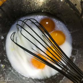 拌匀后加入蛋黄继续拌匀。（鸡蛋大小不同，克数不同，以克数为准）