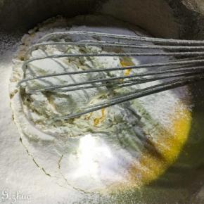 过筛上蛋糕粉继续搅拌均匀