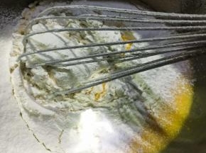 过筛上蛋糕粉继续搅拌均匀