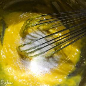 再加入椰蓉拌匀备用。