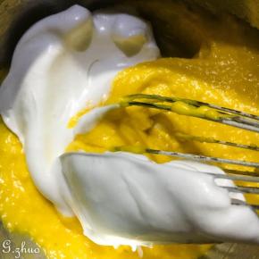 取三份之一拌入蛋黄糊中拌匀。