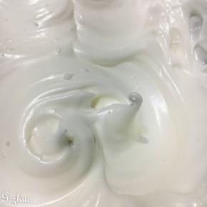 蛋清一次加入70克白砂糖，打发至图片上的状态，小弯勾。