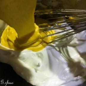 把拌匀的蛋黄糊倒倒剩下的蛋清中翻拌匀，