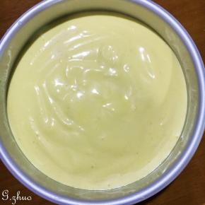 倒入模具，轻振两次，振出大气泡，