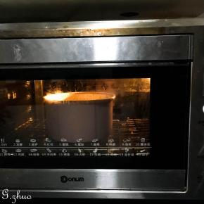 烤箱上下火150度预热5分钟后放入，最底层烘烤50分钟。