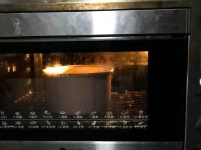 烤箱上下火150度预热5分钟后放入，最底层烘烤50分钟。