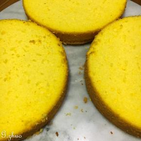 蛋糕胚分均匀割成三片。