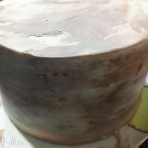 把淡奶油取一半加入可可粉，一半原味。分别打至8分状态，抹上夹层，表面抹大概匀即可，表面装饰随意。（我比较喜欢醇可可巧克力）