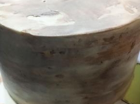把淡奶油取一半加入可可粉，一半原味。分别打至8分状态，抹上夹层，表面抹大概匀即可，表面装饰随意。（我比较喜欢醇可可巧克力）