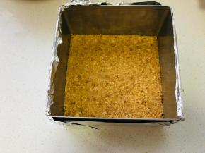 大理石花纹芝士条
将消化饼擀碎，加入融化的黄油，放入到包裹好锡纸的慕斯圈中，压实，放入冰箱冷藏定型