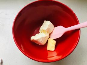 奶油奶酪与黄油放入到容器中，用刮刀搅拌至顺滑，酸奶油（一）的制作方法，将30毫升鲜柠檬汁倒入容器中，再倒入200毫升淡奶油，不要搅拌。静置30分钟后，放入冰箱冷藏。冷藏后它会变成固体。密封冷藏保存。酸奶油（二）将酸奶与淡奶油充分搅拌均匀后，室温发酵8到12小时成固体，放入冰箱冷藏。