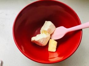 奶油奶酪与黄油放入到容器中，用刮刀搅拌至顺滑，酸奶油（一）的制作方法，将30毫升鲜柠檬汁倒入容器中，再倒入200毫升淡奶油，不要搅拌。静置30分钟后，放入冰箱冷藏。冷藏后它会变成固体。密封冷藏保存。酸奶油（二）将酸奶与淡奶油充分搅拌均匀后，室温发酵8到12小时成固体，放入冰箱冷藏。