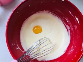 依次加入加入酸奶油，白砂糖，蛋黄，柠檬汁，淡奶油和玉米淀粉。没添加一种食材，都是充分的搅拌融合后，再添加下一种。