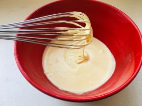 搅拌好的芝士糊应该是顺滑细腻的。