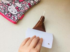 将2克可可粉用4到5克的开水冲开，加入少量的芝士糊，搅拌均匀后装入裱花袋备用。