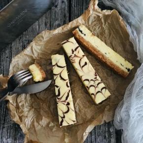 烤箱160度，无需水浴，烘焙30到35分钟。出炉后自然摊凉，不要脱模，包裹保鲜膜放入冰箱冷藏4小时以上，最好过夜，然后脱模切成条。