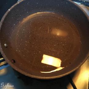 以上配方适用于学厨金色2磅中号不粘吐司长方面包模具一份用量，
色拉油上锅小火加热，不要太热会把面粉给烫焦，大概加热12秒左右。
