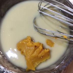 过筛进面粉，边筛边搅拌匀，再放敀百香果酱拌匀（百香果酱是自己做的）