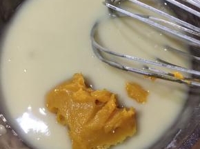 过筛进面粉，边筛边搅拌匀，再放敀百香果酱拌匀（百香果酱是自己做的）