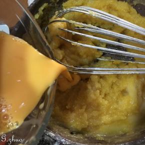 蛋黄与牛奶先混合后，再倒入面糊中。