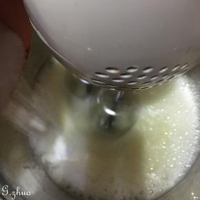 蛋清分2-3次加入细砂糖，（烤箱这时可以开始预热了）