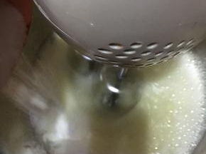蛋清分2-3次加入细砂糖，（烤箱这时可以开始预热了）