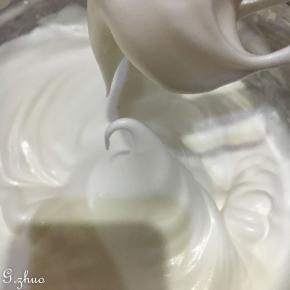 打发至湿性发泡状态。