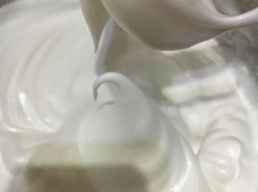 打发至湿性发泡状态。