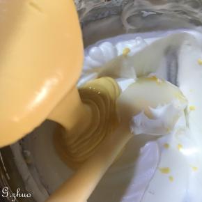 取三分之一拌入蛋黄糊中拌匀，再倒回剩下的蛋清中进行翻拌匀。