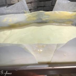 倒入铺好油纸的模具中。