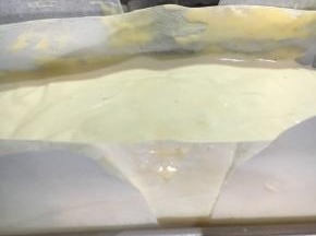 倒入铺好油纸的模具中。