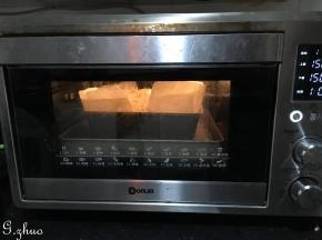 烤盘中放入1/3烤盘的清水，上下火150度预热5分钟，再放入蛋糕进烤盘中，中下层烘烤60分钟，出炉后提起油纸剥去即可，无需冷却。