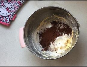 焦糖芝士条饼底
将软化的黄油加入糖，搅打至颜色微白，分次加入蛋液，没加一次都要充分搅打进去，再加下一次。然后筛入低粉，泡打粉，可可粉。搅拌成团