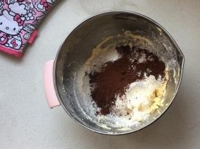 焦糖芝士条饼底
将软化的黄油加入糖，搅打至颜色微白，分次加入蛋液，没加一次都要充分搅打进去，再加下一次。然后筛入低粉，泡打粉，可可粉。搅拌成团