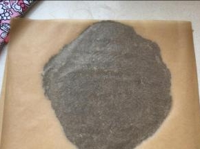 将饼底面团置于一张油纸上，表面覆盖另一张油纸，擀成厚度在1厘米的薄片