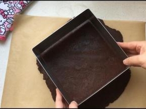 用慕斯圈压出需要的大小后，将饼底转移至已包裹好锡纸的慕斯圈中。多余的饼底材料，切勿丢掉，用保鲜膜包裹，后面还要用它装饰蛋糕表面