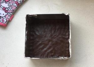 放入冰箱冷藏15分钟后，180度烘烤8分钟左右。出炉自然摊凉（烤箱温度与时间，大家根据自己烤箱脾气酌情增减，原则上，让饼底表面凝固稳定即可）