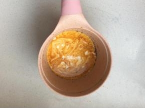 焦糖芝士条——焦糖奶油
将水与糖倒入奶锅中加热，当颜色变成茶褐色后，加入热开水。搅拌均匀后，加入淡奶油搅拌均匀