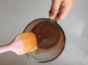 转移至耐高温容器中，室温摊凉