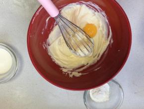 焦糖芝士——芝士糊
奶油奶酪充分软化，搅拌顺滑后依次加入蛋黄，全蛋，焦糖，淡奶油，朗姆酒，低粉