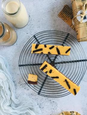 烤箱160度，烘烤30到35分钟，烘烤时，在模具下面加一个烤盘，防止饼底烘烤过度。