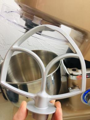 奥利奥芝士条
用厨师机的A浆，将奶油奶酪与黄油打至顺滑后，依次加入全蛋，玉米淀粉，柠檬汁，淡奶油。