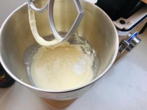 搅打好的芝士糊应该是顺滑无颗粒的