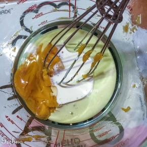 以上配方适用于学厨12连杯圆不沾蛋糕模具一份的用量。先在模具上放上圆形小纸杯，成品方便手拿食用，美观，打包送家人朋友也是不错的选择。
淡奶油，牛奶加色拉油搅拌至浓稍稠状,加入百香果酱