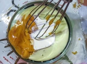 以上配方适用于学厨12连杯圆不沾蛋糕模具一份的用量。先在模具上放上圆形小纸杯，成品方便手拿食用，美观，打包送家人朋友也是不错的选择。
淡奶油，牛奶加色拉油搅拌至浓稍稠状,加入百香果酱